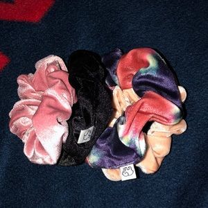 NWOT Ivory Ella Velvet Srunchies